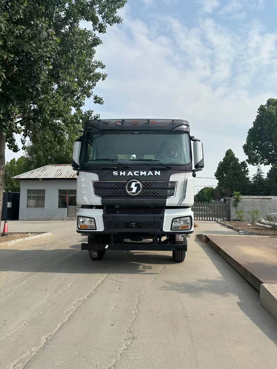 Ekspor Mobil Anyar menyang omah-omah Nasional Shaanxi X3000-8X4 ing omah, jembatan baja, transmisi manual, kothak gedhe bisa disesuaikan, model paling gedhe ing Asia lan Rusia