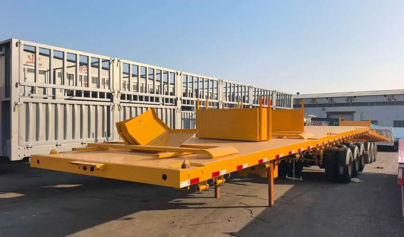 Digunakake 3 Axle Lowbed Semi Trailer Kanggo Roro Vessel Shipping Plan